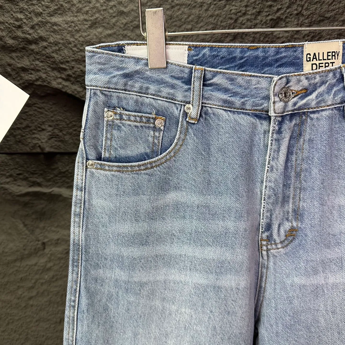 P250 GALLERY DEPT. 2025 New Light Blue Simple Washed and Distressed Couple Style Loose Straight Jeans 🔥High version🔥High version🔥 Top ceiling quality Styles with different washed textures are very friendly to people with thin legs and thick legs. The straight and loose version is very flattering. Moderate length that never goes out of style, easy to match with casually, basic styling for various styles, a must-have in the wardrobe! The fabric is stiff but also makes the upper body soft without losing texture. The washing process is even more perfect. It is a must-have item for everyone! ! ! Washed wheat, hang tag, pants label, complete with three labels Color: light blue Size: 28, 30, 32, 34, 36 (five sizes)